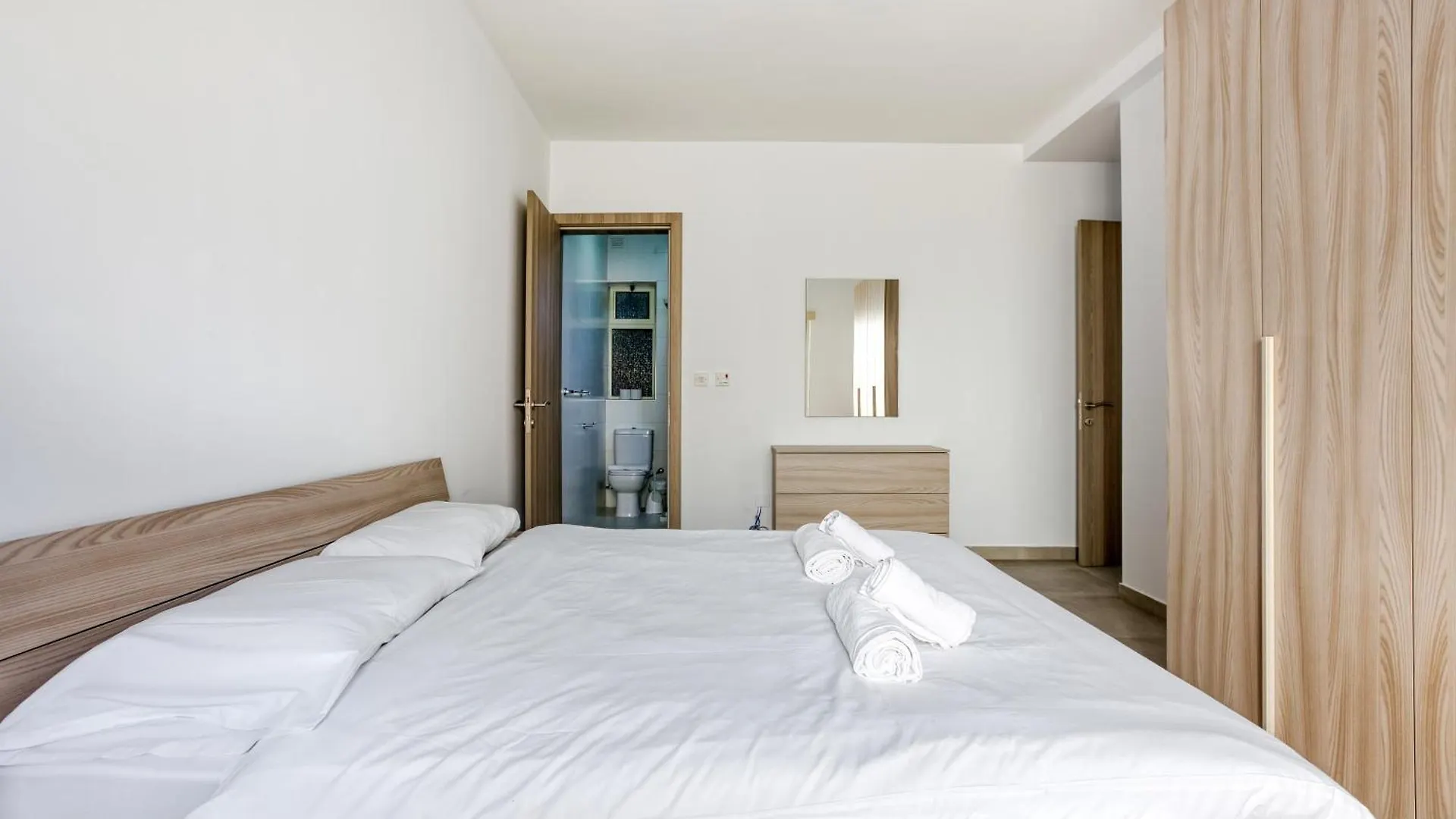 Apartment Beautiful 3Br Seafront Apt With Balcony In Sliema By 360 Estates