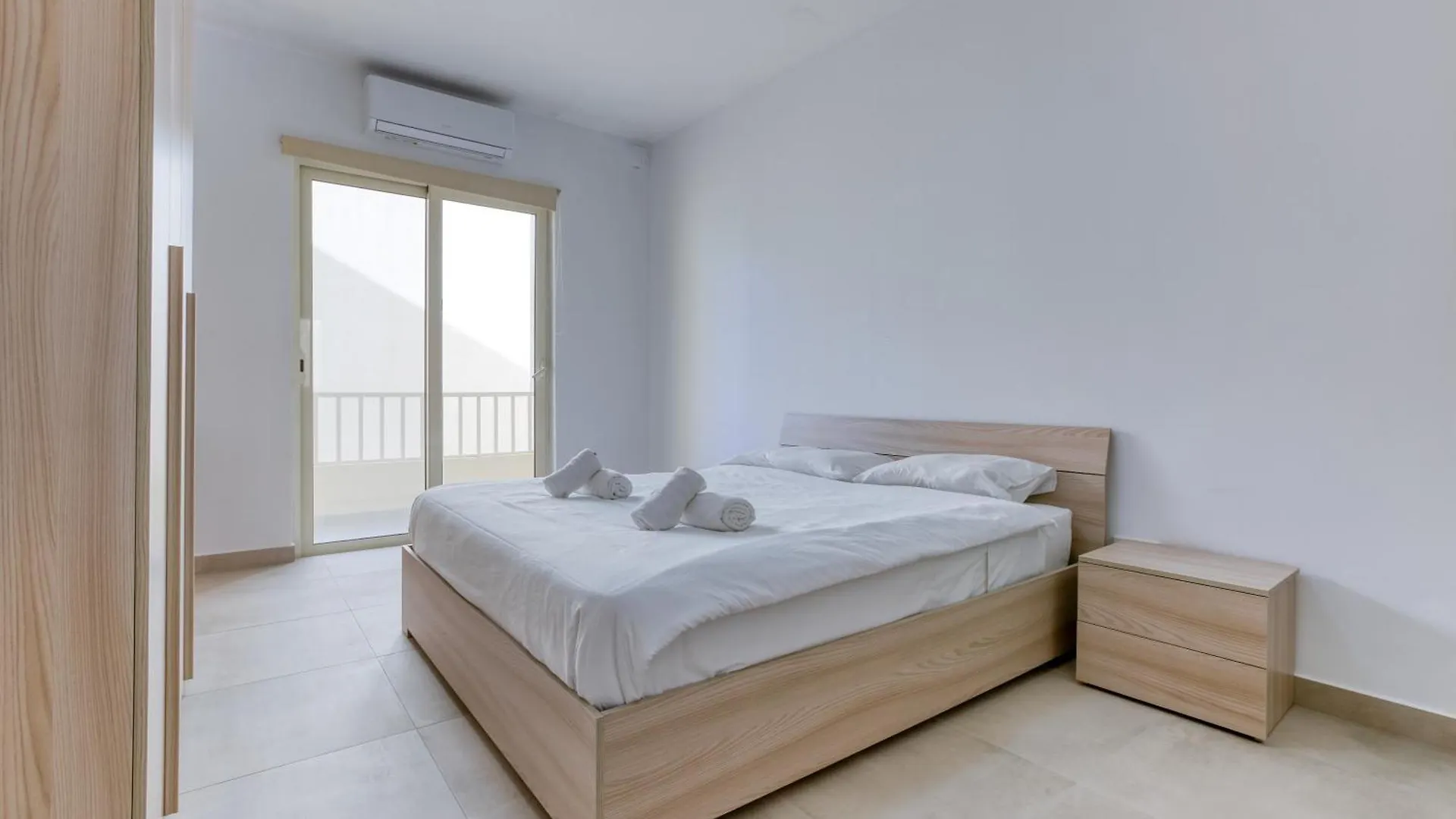 Beautiful 3Br Seafront Apt With Balcony In Sliema By 360 Estates
