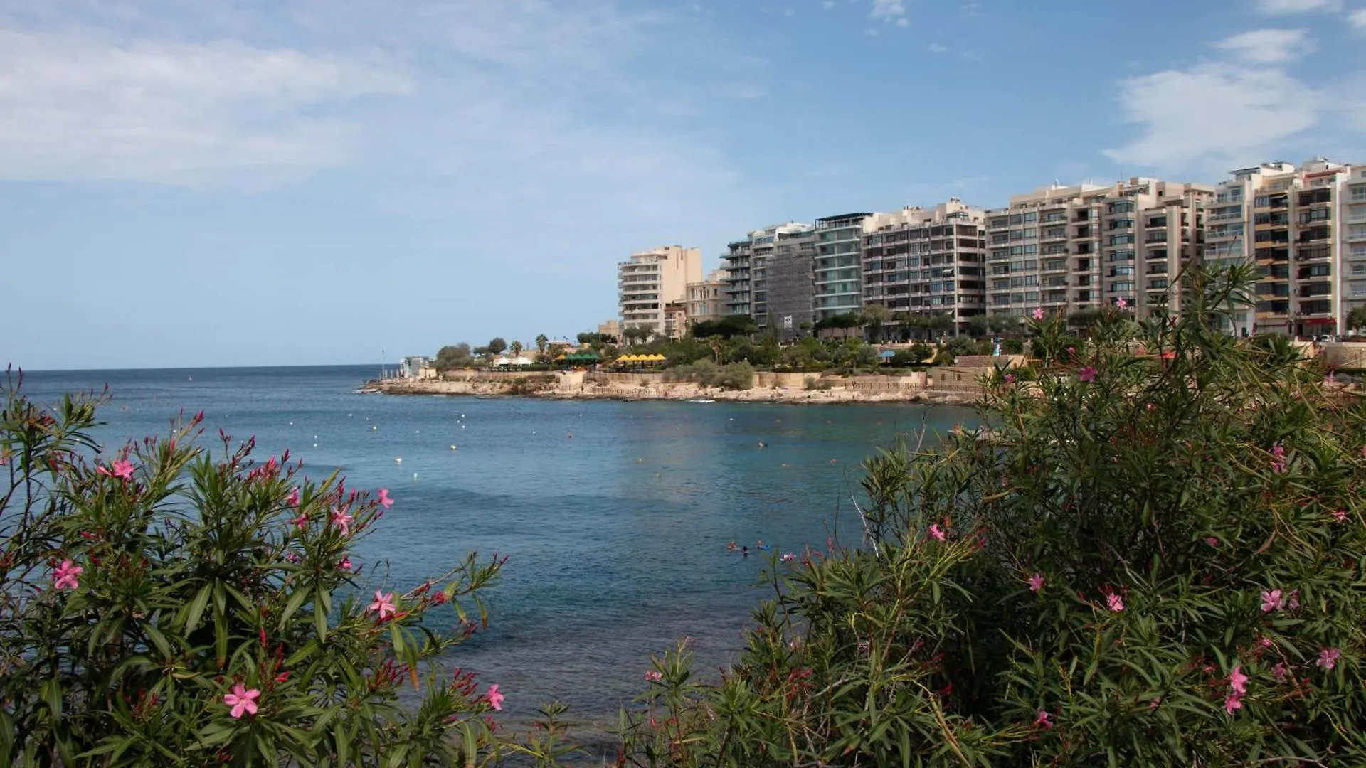 Beautiful 3Br Seafront Apt With Balcony In Sliema By 360 Estates