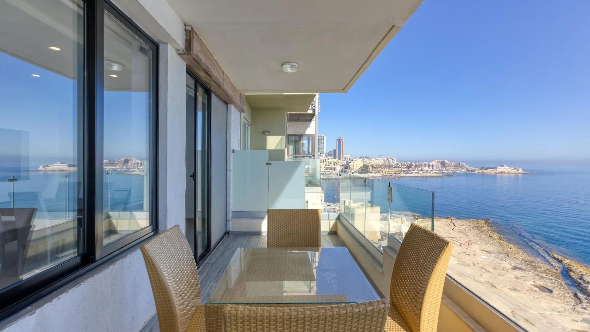 Beautiful 3Br Seafront Apt With Balcony In Sliema By 360 Estates