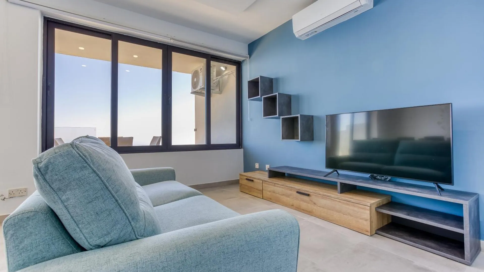 Beautiful 3Br Seafront Apt With Balcony In Sliema By 360 Estates
