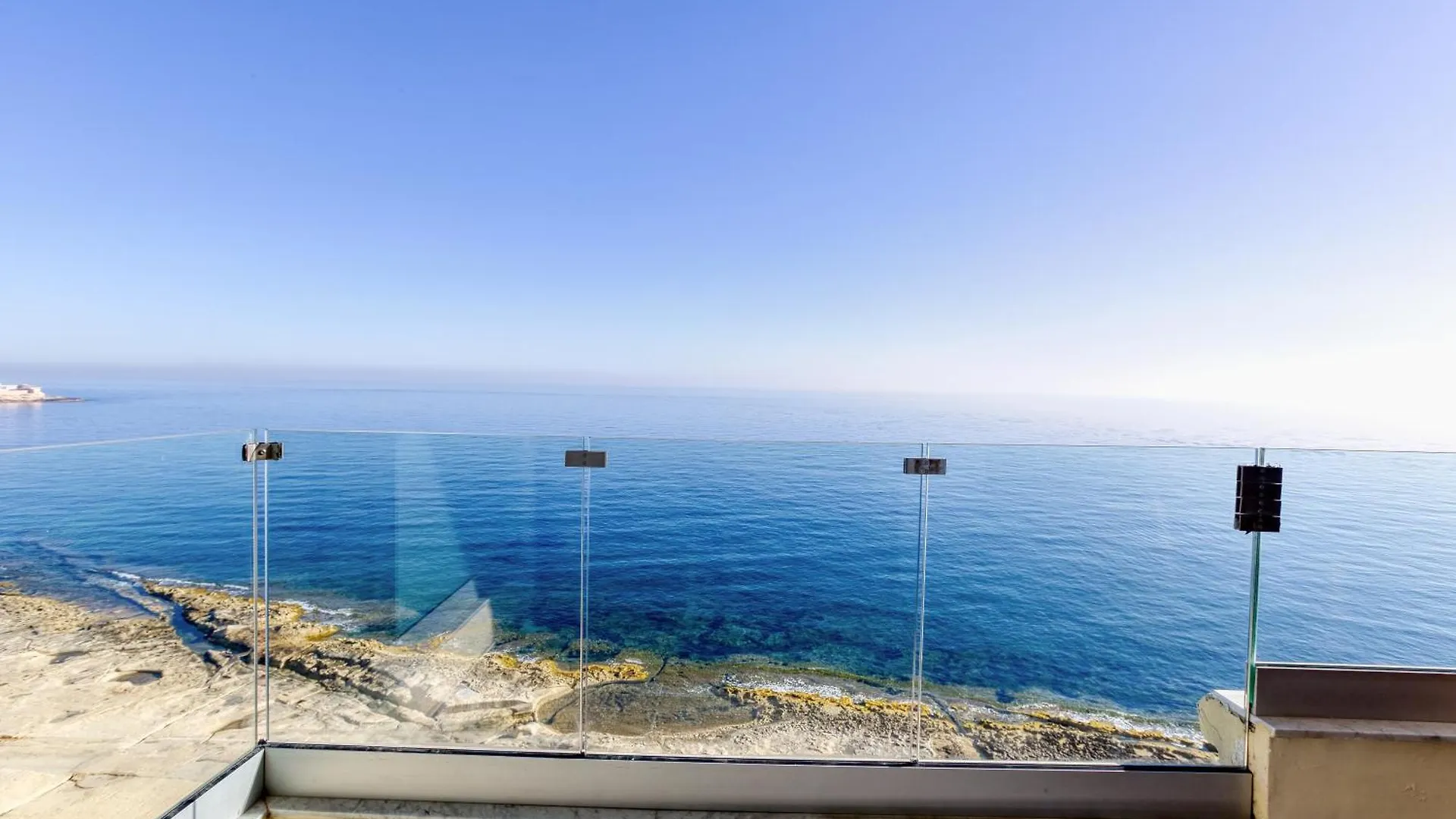 Beautiful 3Br Seafront Apt With Balcony In Sliema By 360 Estates