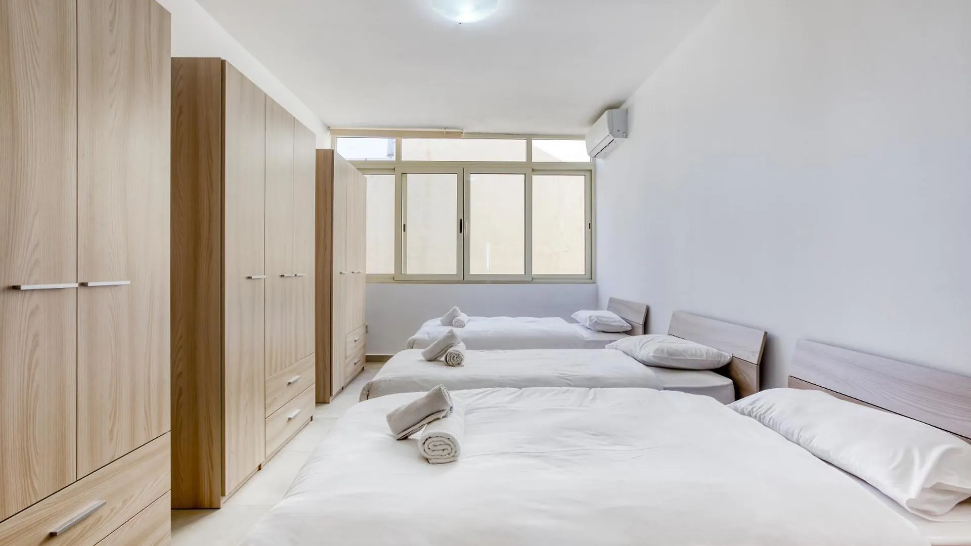 Apartment Beautiful 3Br Seafront Apt With Balcony In Sliema By 360 Estates